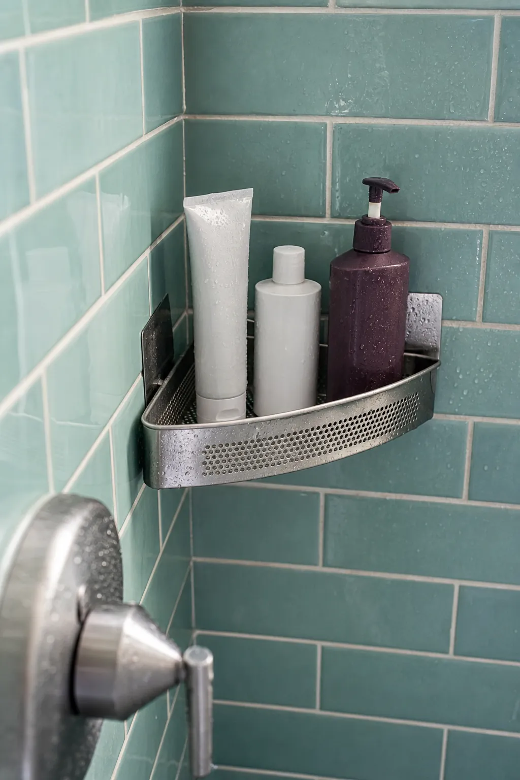 Removable rust-resistant corner basket in a tiny shower