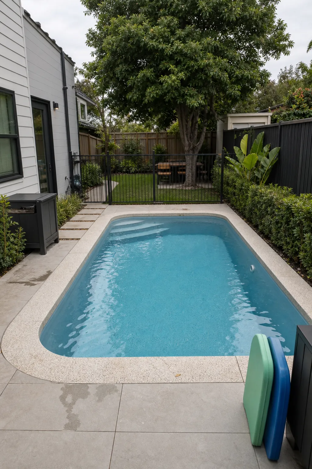 A Rounded-Corner Rectangle for a compact backyard
