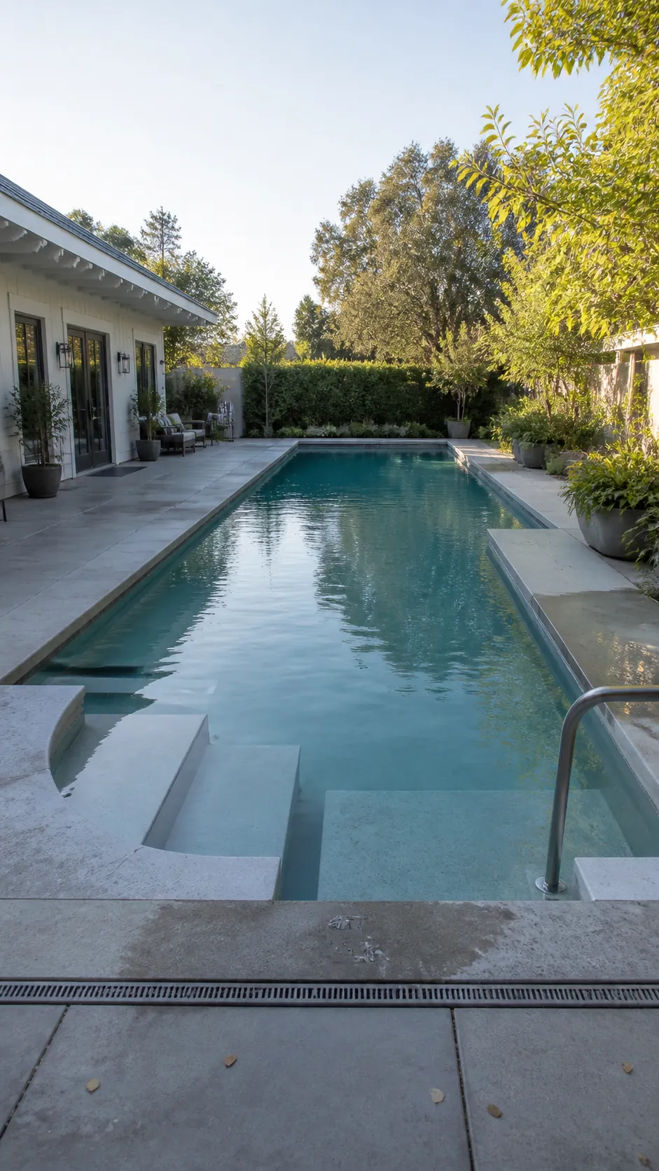 Pool layout with an uninterrupted central lap corridor