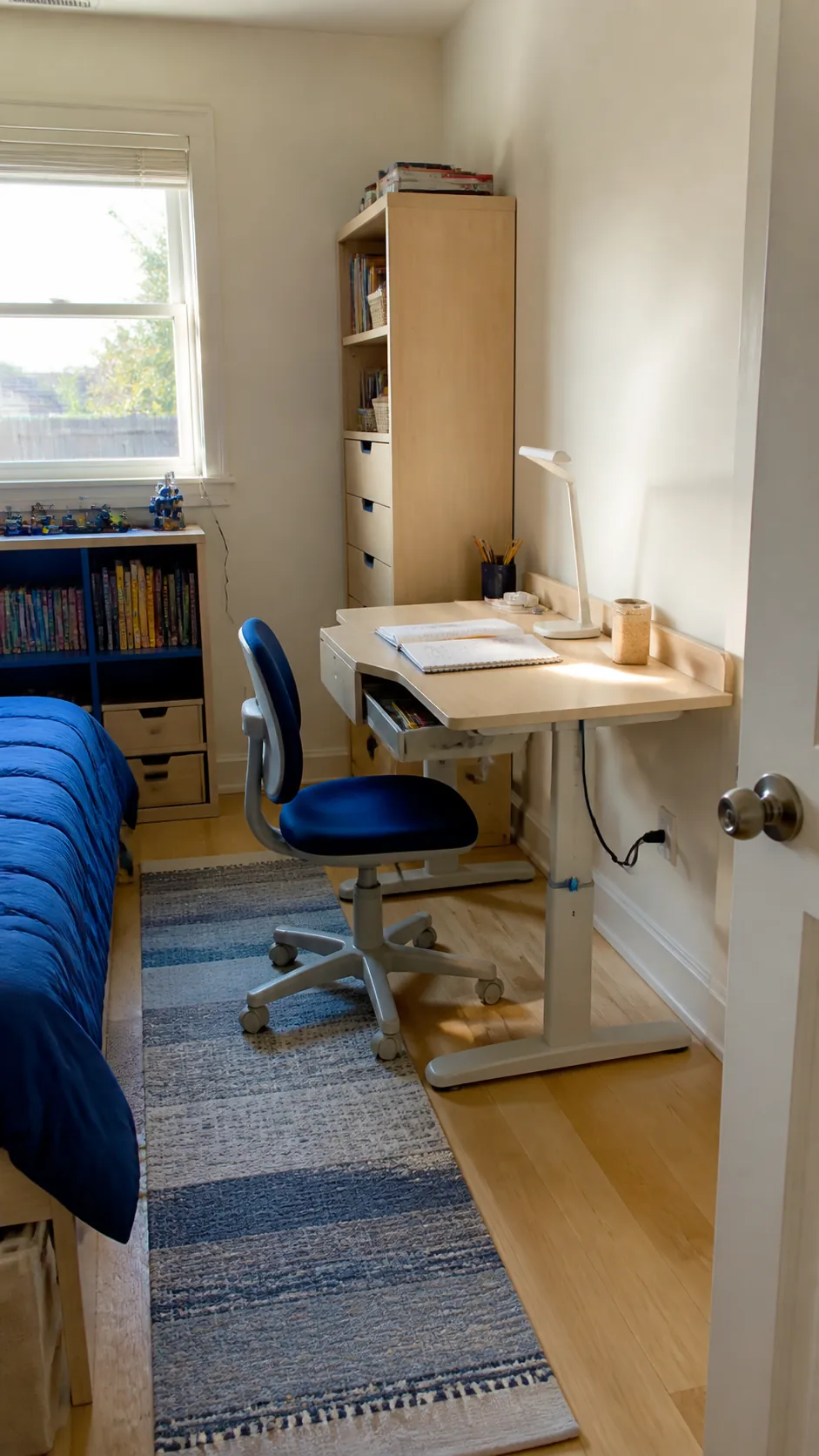 Fit a Desk That Can Change Height in a compact children room