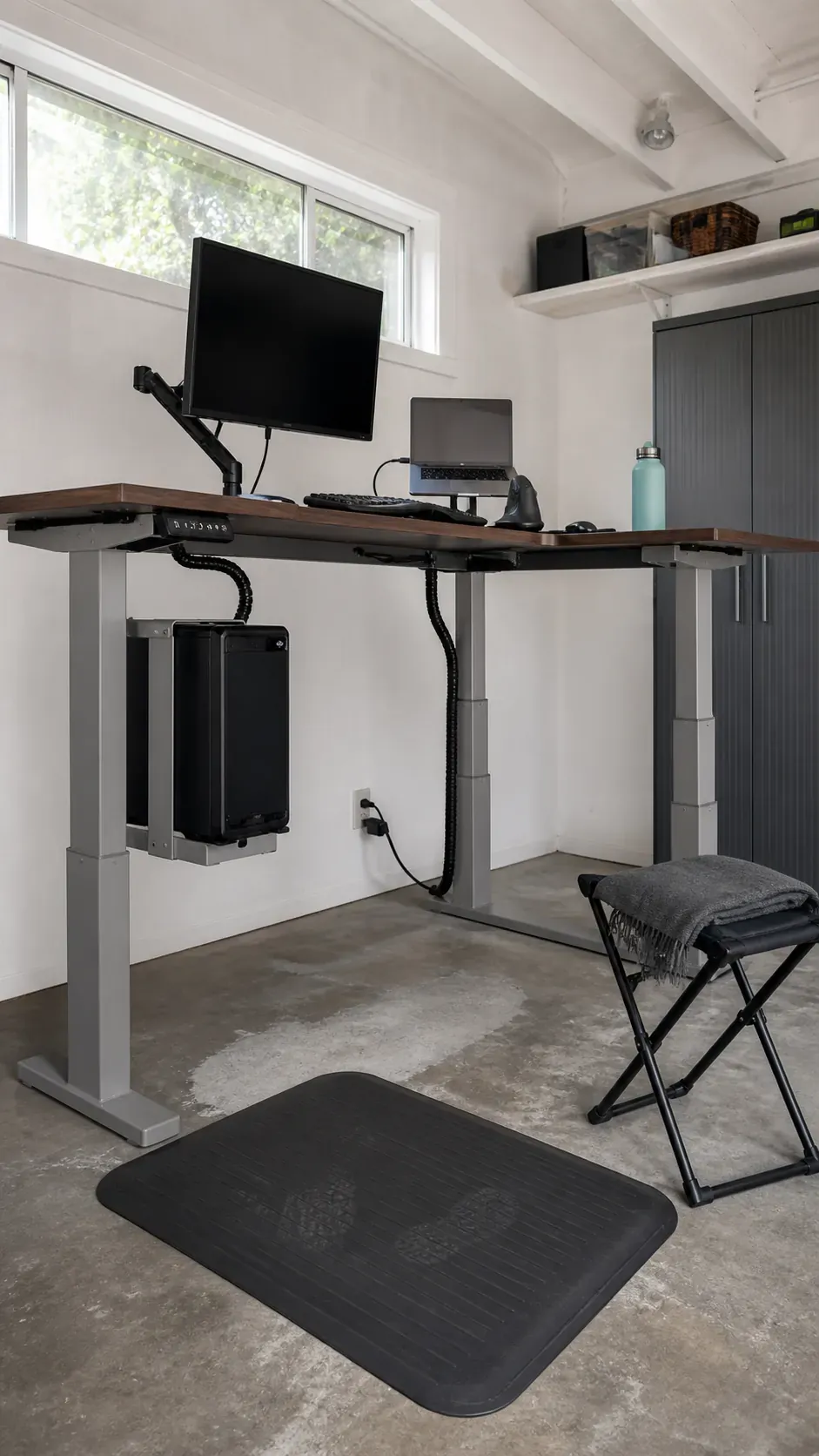 Three leg standing L shaped office desk layout
