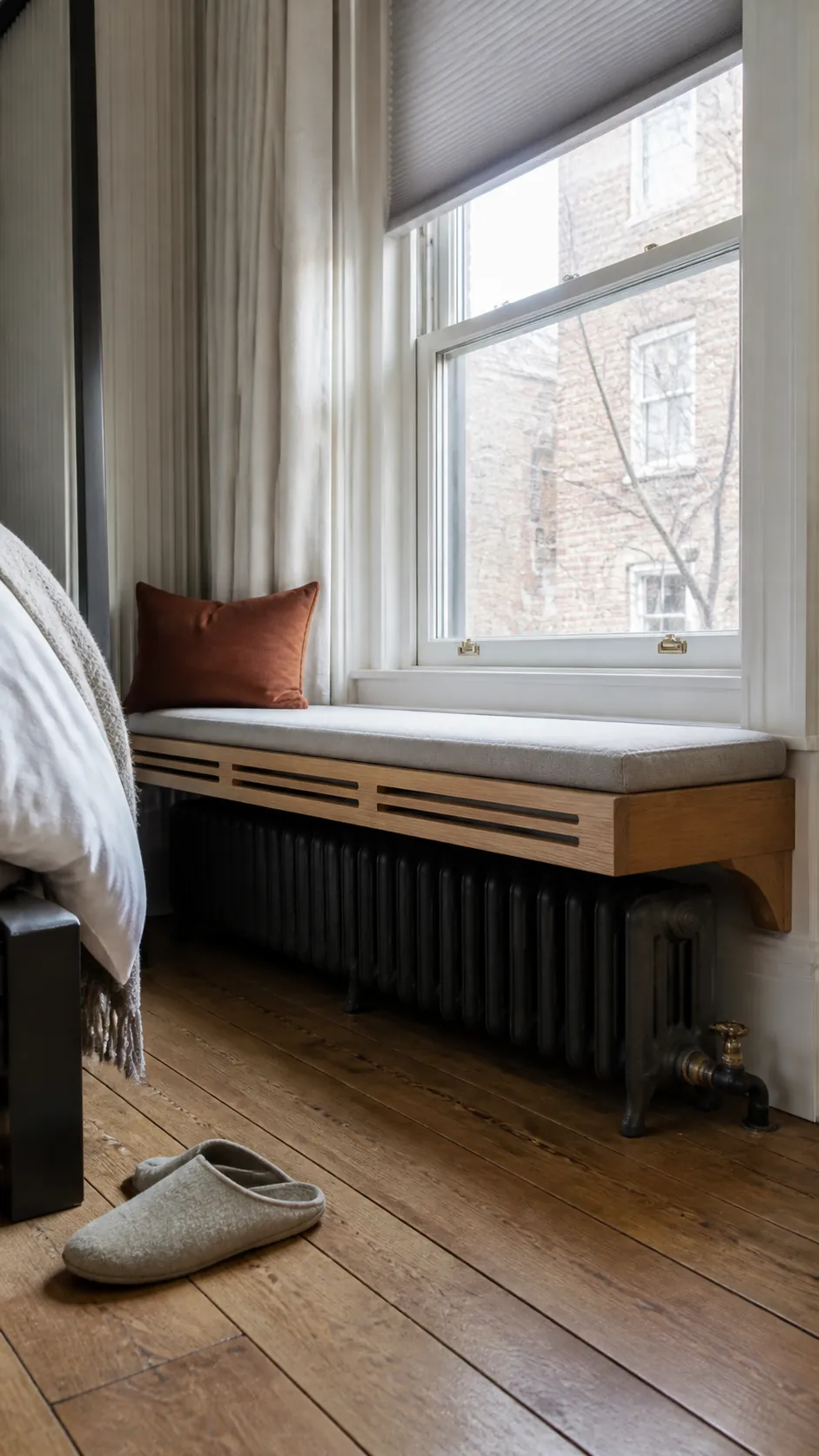 Radiator Bridge Seat for a compact and practical window nook