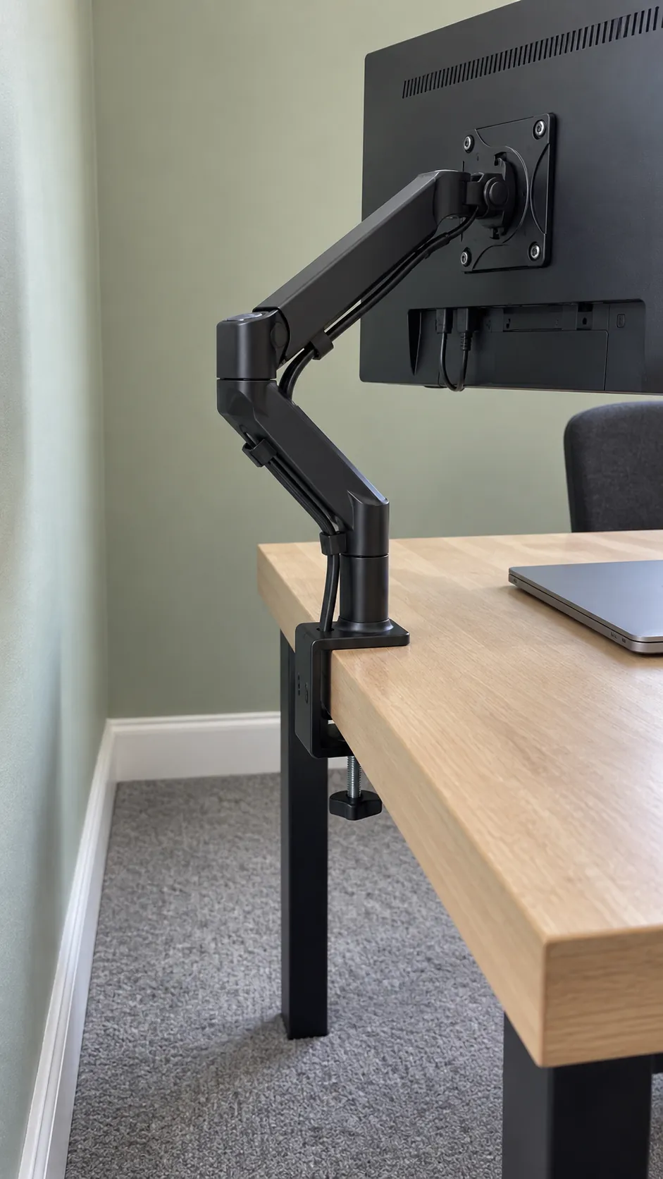 Monitor arm with clear mounting and movement space on a sturdy desk