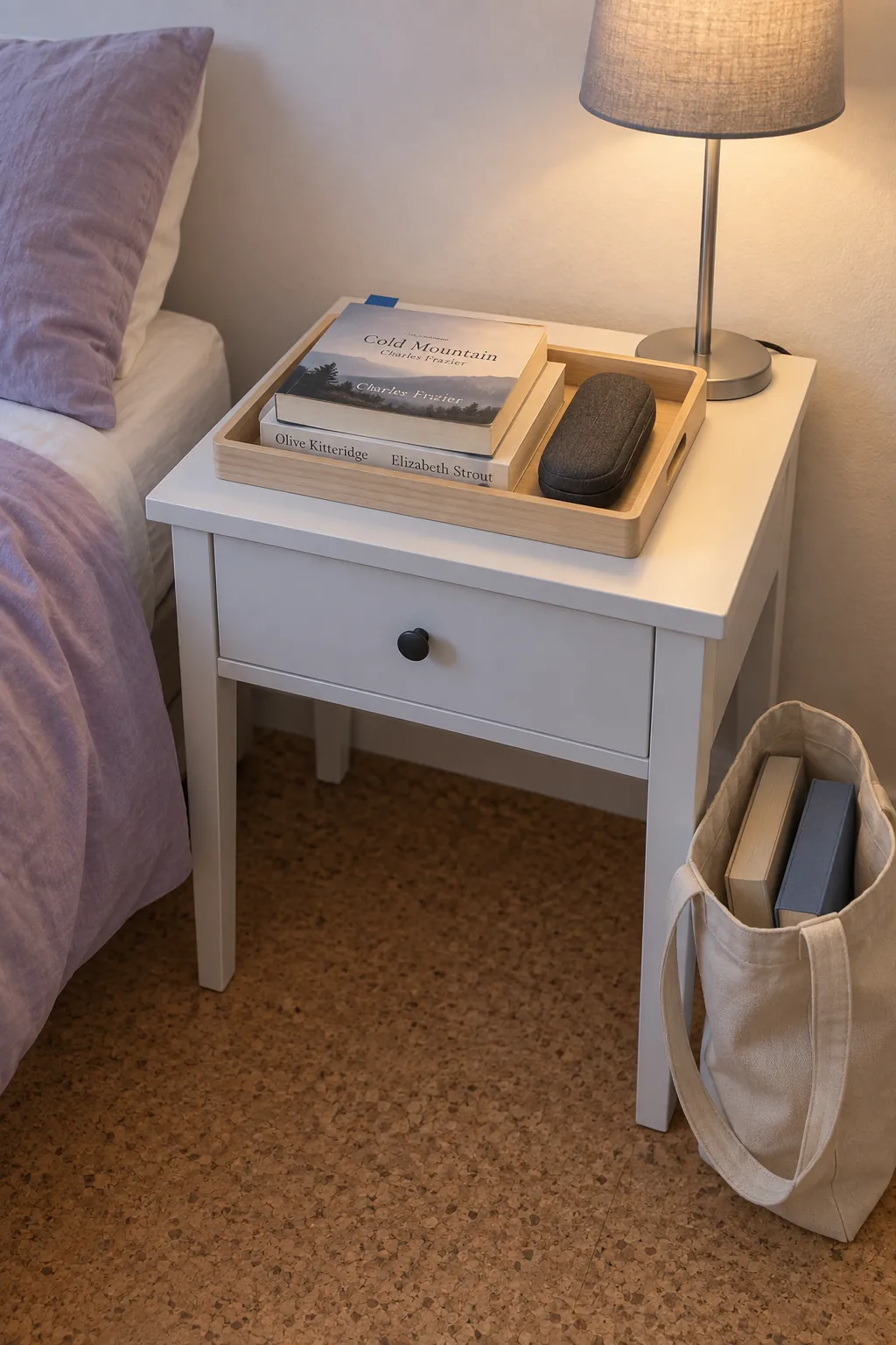 Small current reading tray with a separate library return tote