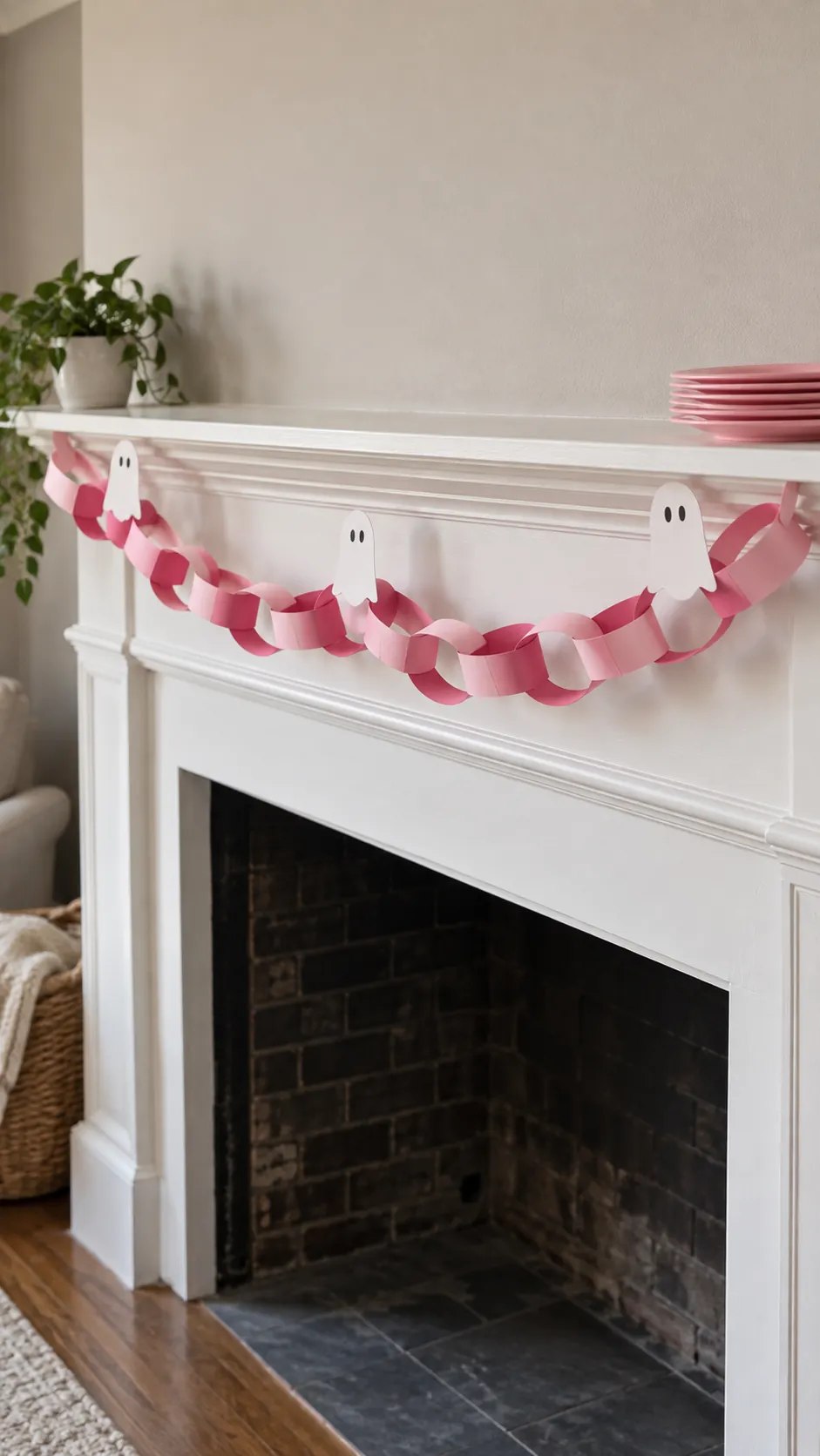 A paper chain with ghost links for a pink Halloween birthday party
