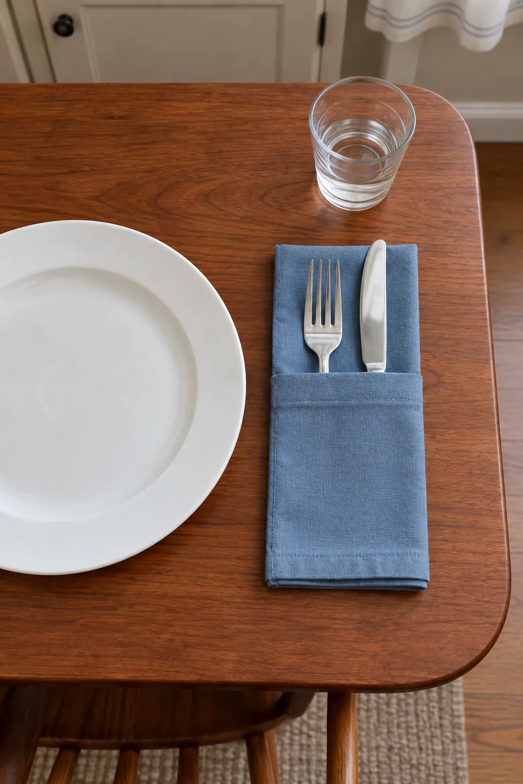 Thanksgiving table decoration with a folded cloth napkin pocket