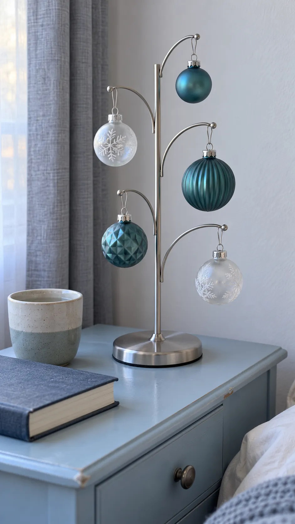 Let an ornament stand carry the favourites as a compact Christmas display in an apartment