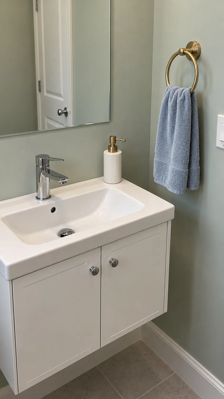 Repeat warm metal on a small functional group in a small bathroom