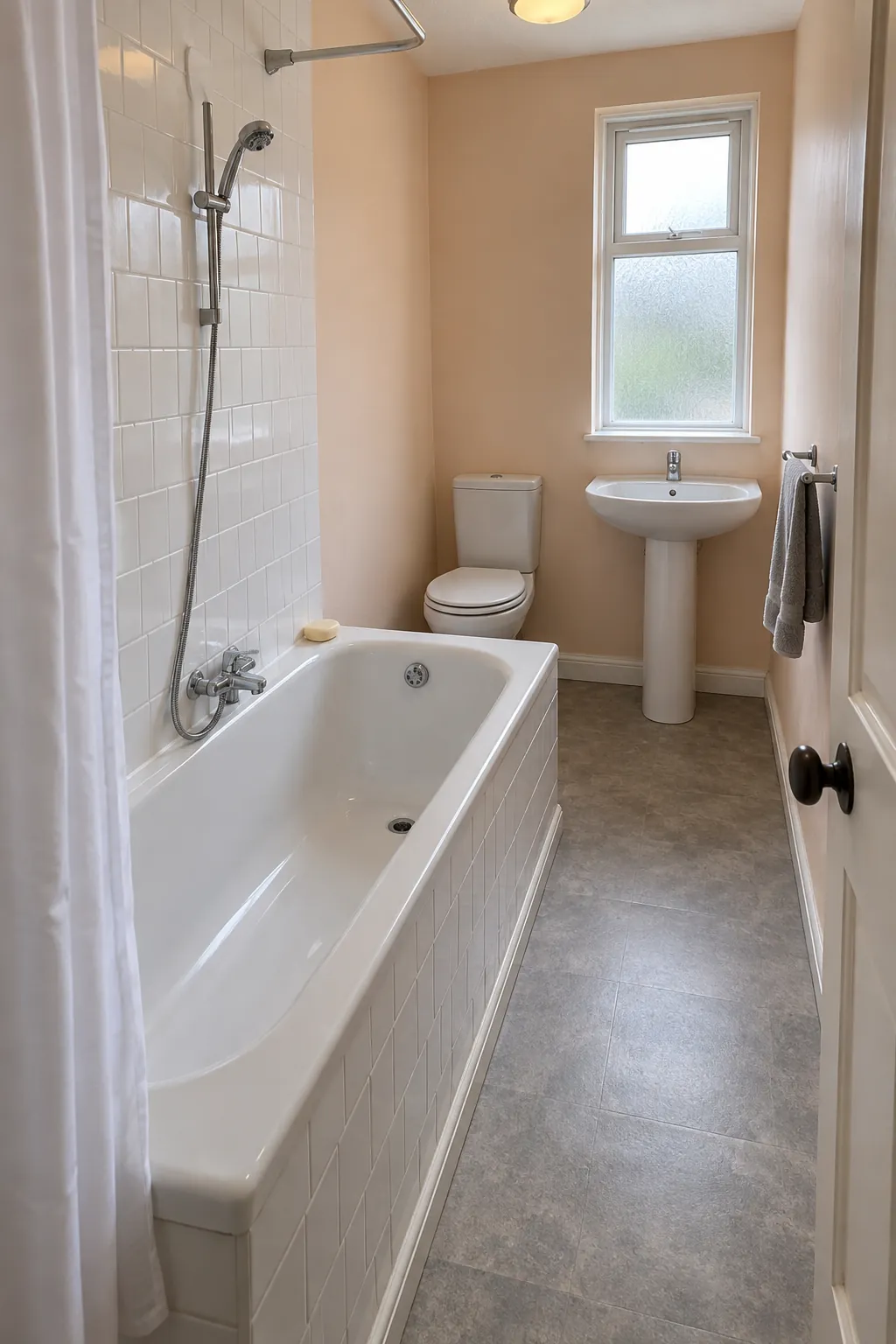 Lengthwise bath with a rear dry zone in a long narrow bathroom