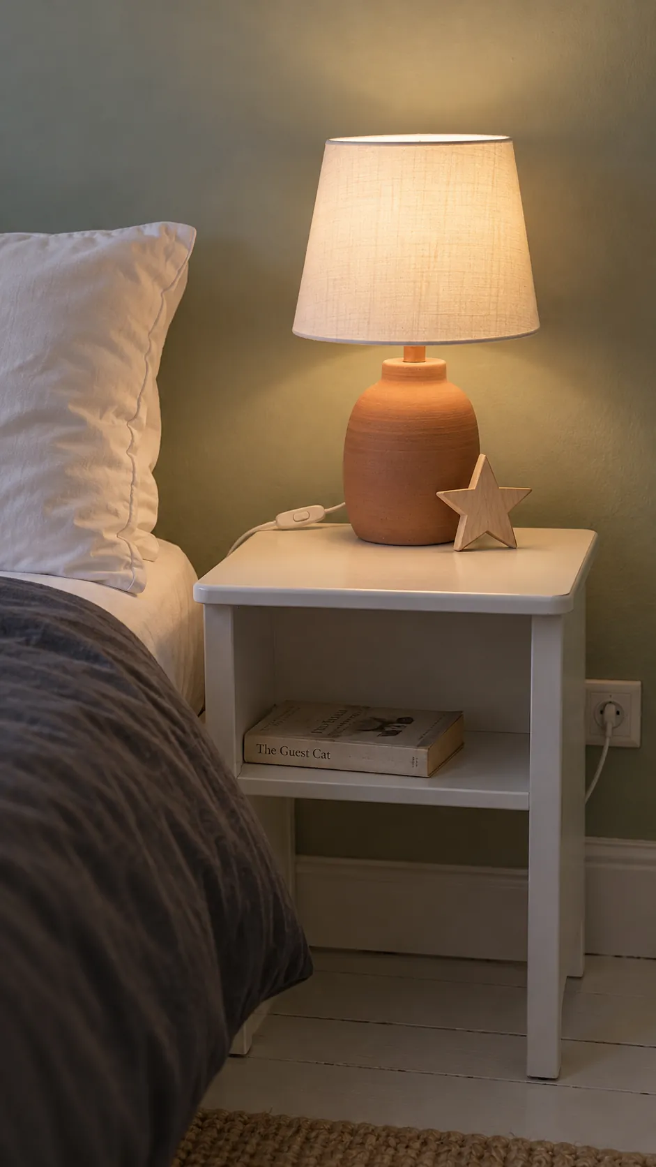 Give the reading lamp a clear place in a practical Christmas guest bedroom