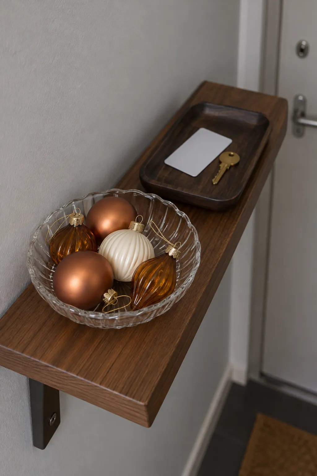 Make a compact ornament dish in a Christmas entryway without a tree