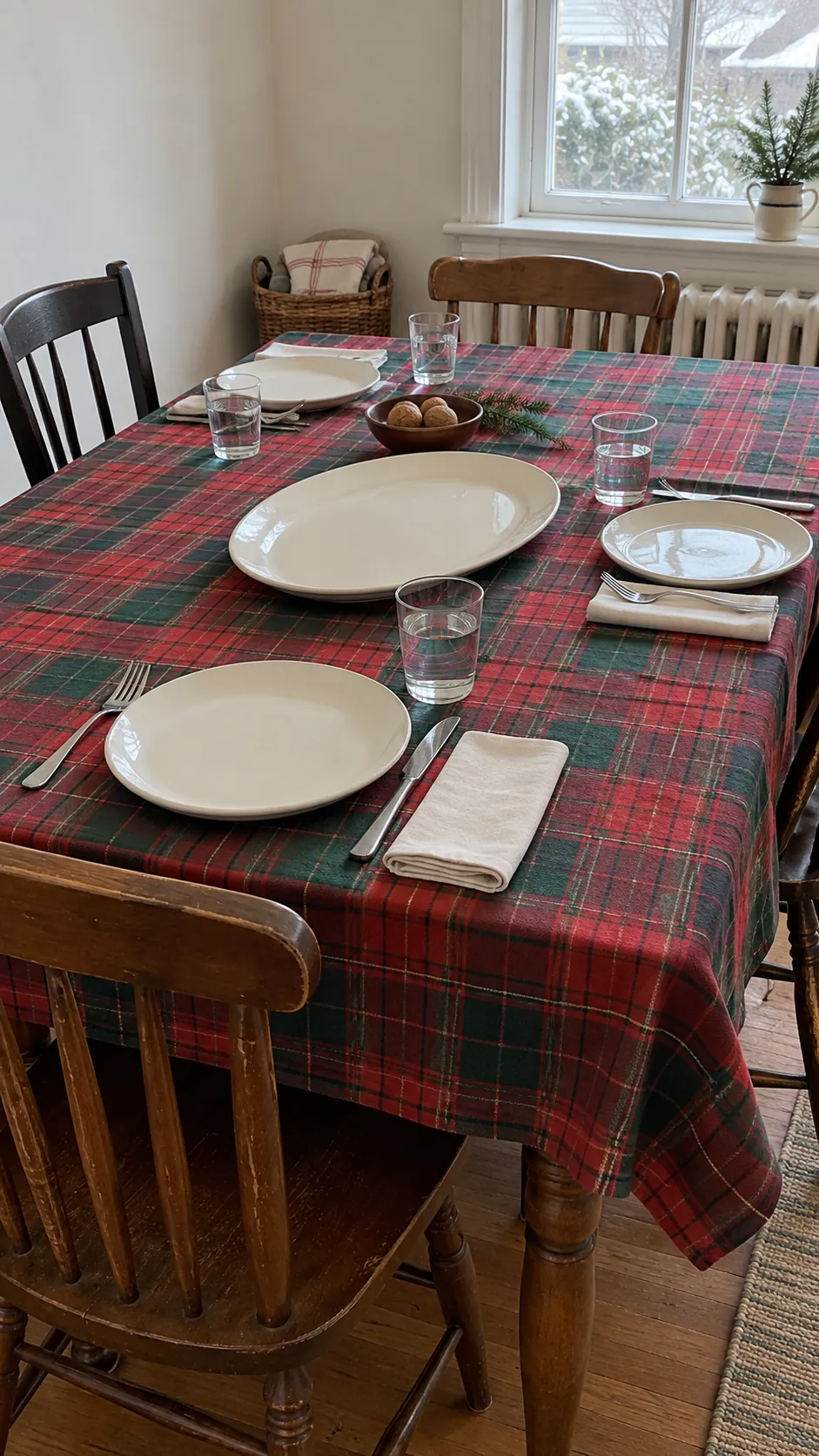 Plaid cloth with restrained plate layers for a Christmas gathering