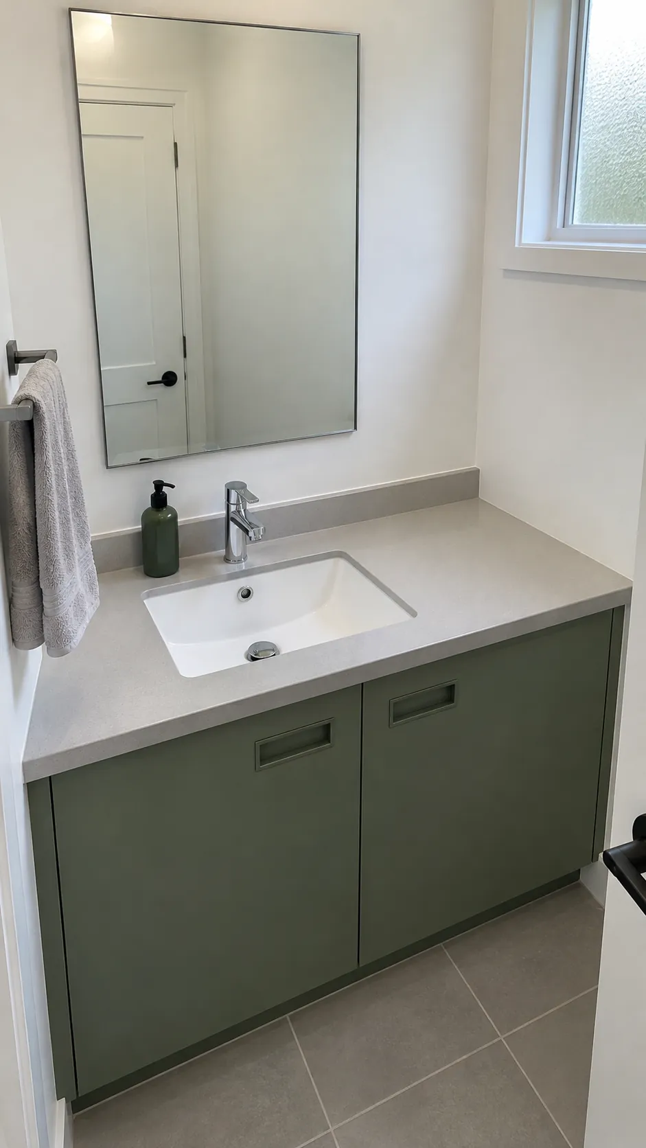 Clear working counter in a guest bathroom