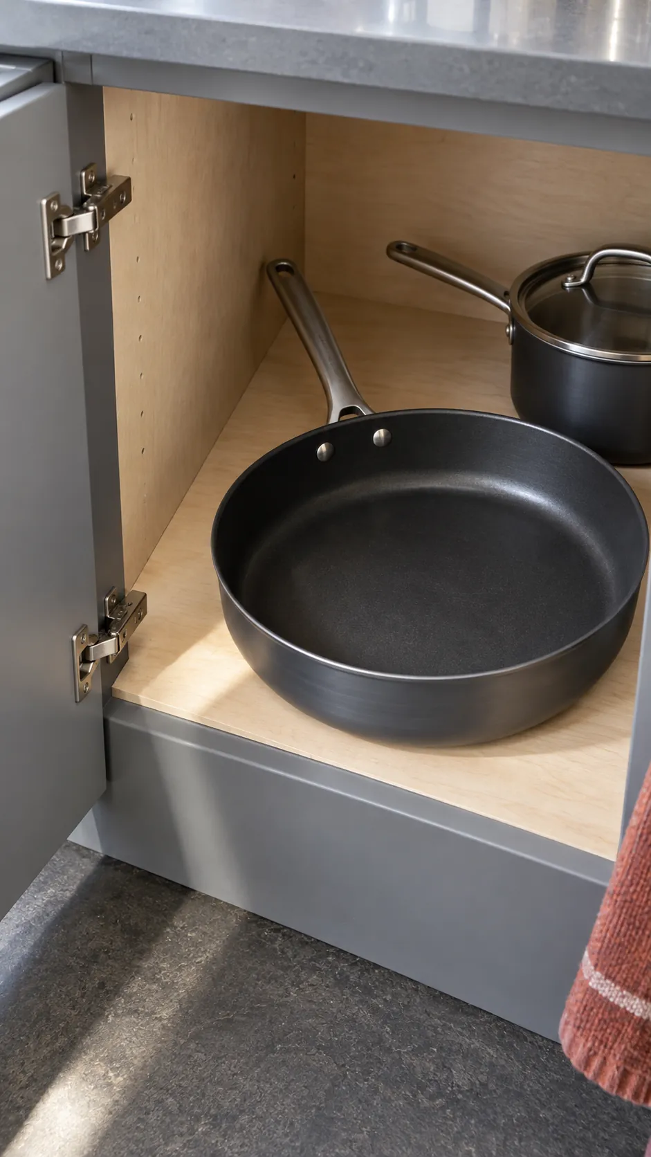 Long pan handle aligned with cabinet depth
