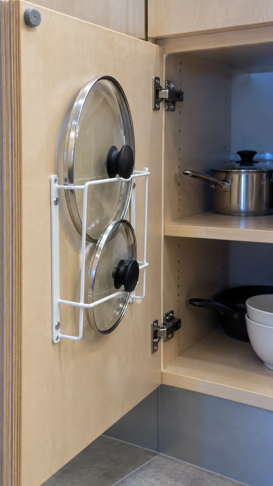 Light lids stored in a suitably fitted door holder