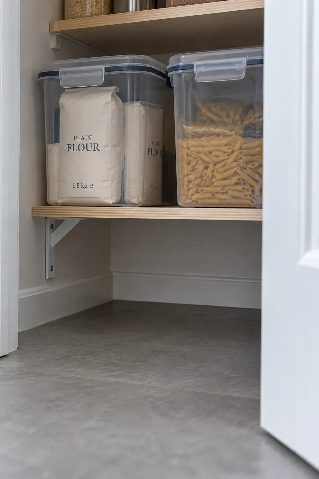 Use a suitable lower compartment without loose floor food